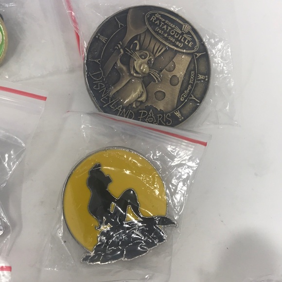 Disney Collectable Disney pins - Picture 4 of 8